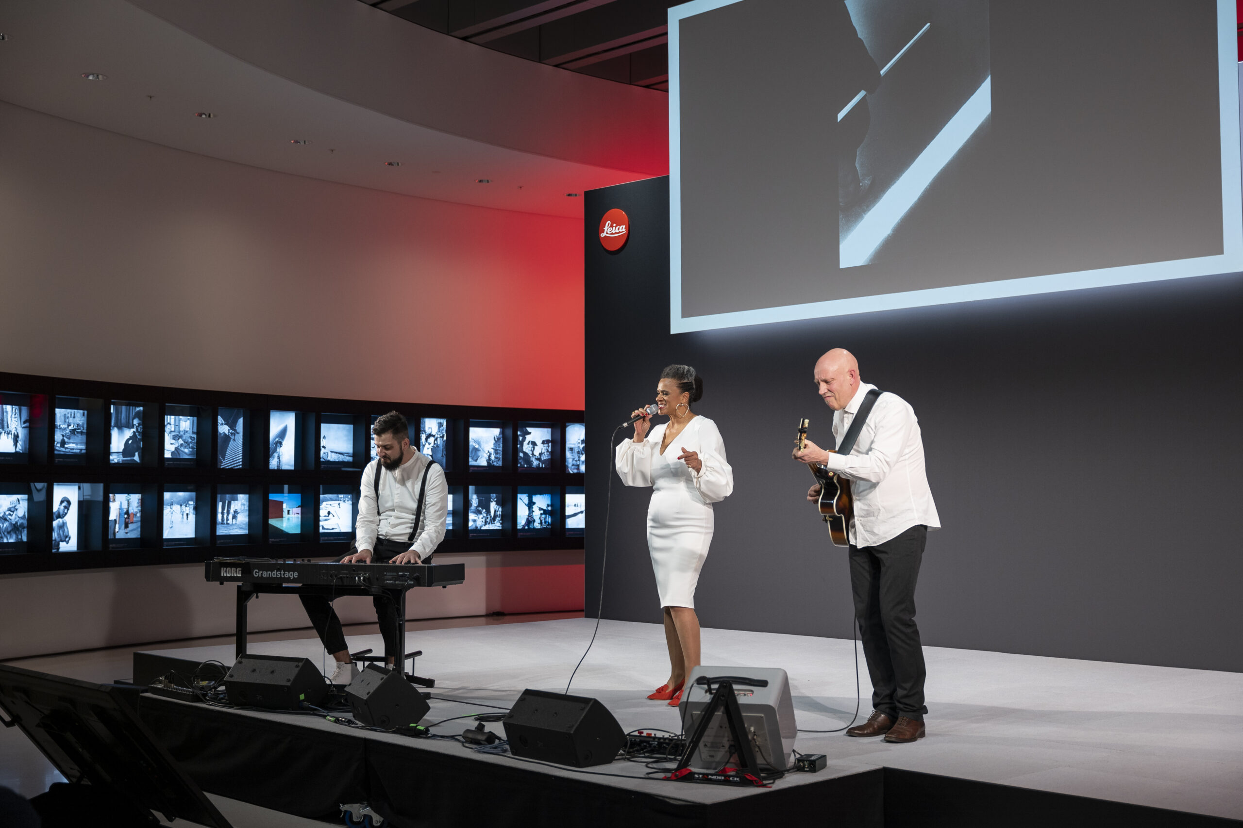 Aayana Batô singt mir ihrem Trio bei einer Galaveranstaltung
