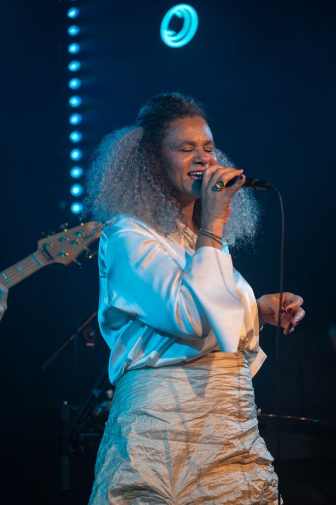 Aayana Batô Band auf der Bühne bei einem Gala-Event