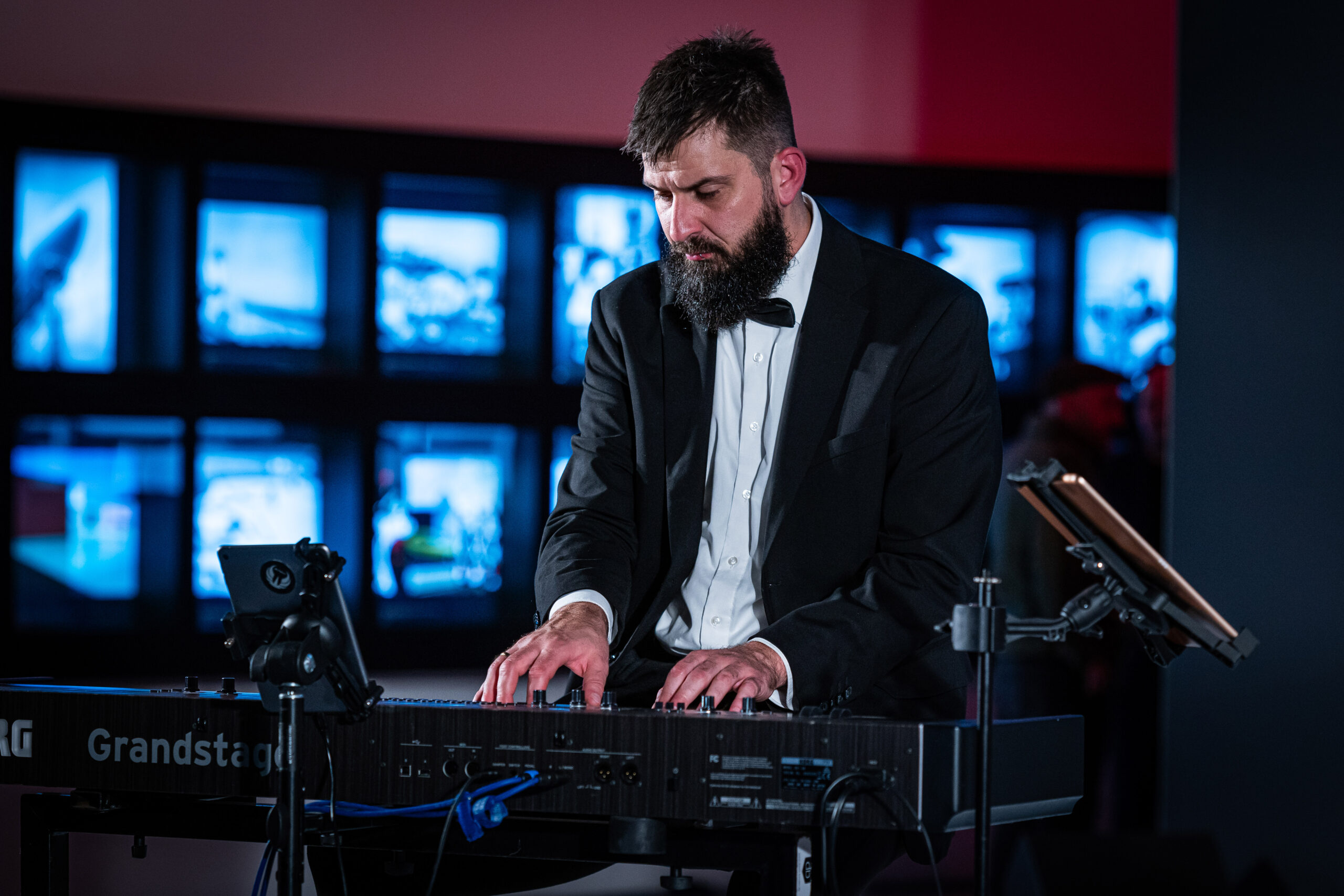 Aayana Batô Trio mit Gesang, Klavier und Gitarre bei einem stilvollen Event