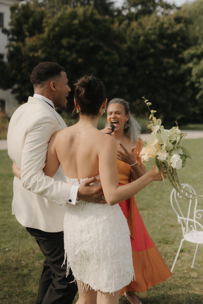 Hochzeitssängerin singt für Brautpaar